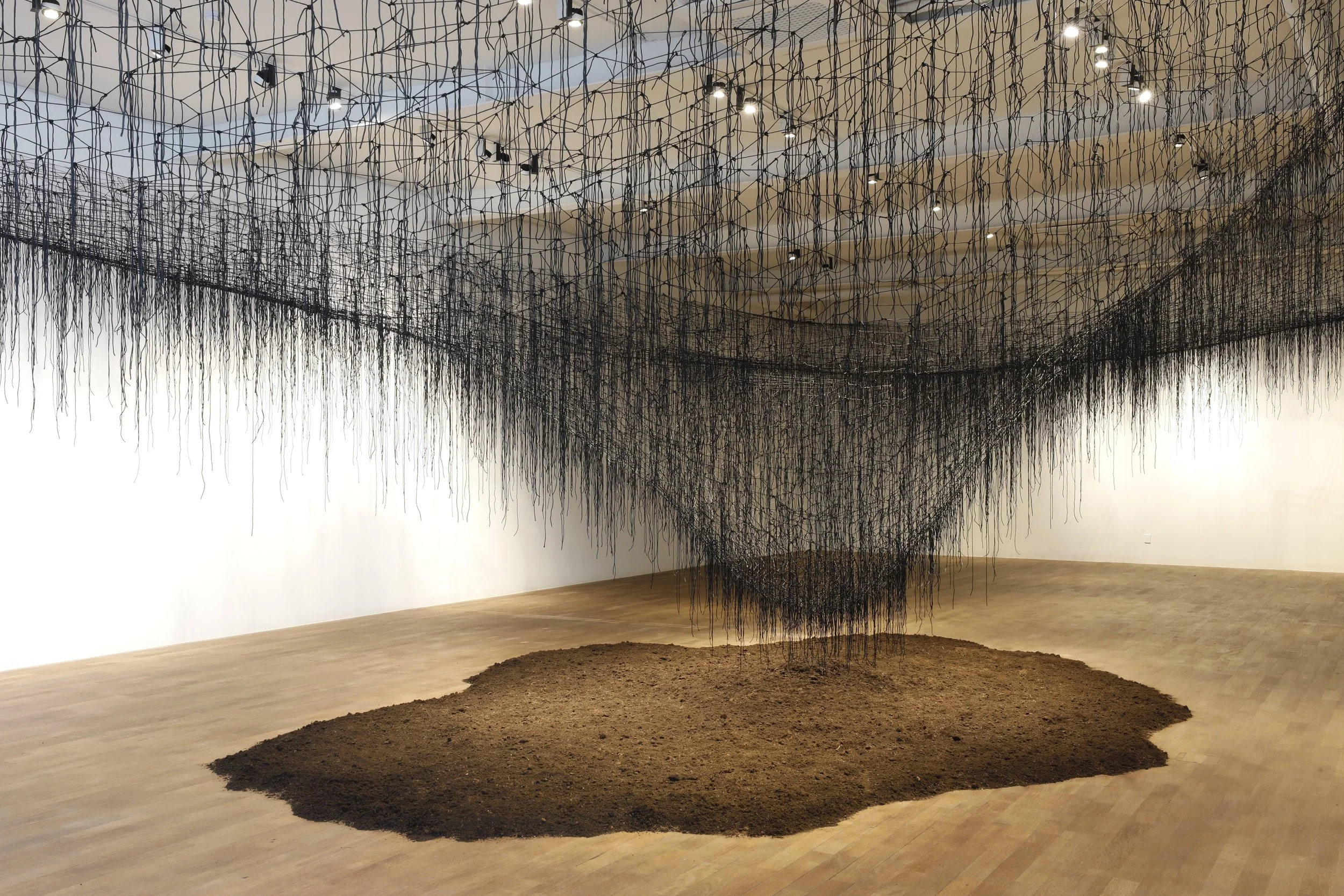 CHIHARU SHIOTA–塩田千春 CHIHARU SHIOTA–塩田千春